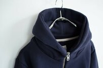 部屋着じゃなくて、よそ行き。大人の余裕を「パーカー」でも