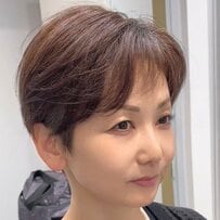 硬い髪質に悩む女性→プロの手で…ふわっと軽やかな〈ワンカールパーマ〉が完成「華やかさが増して、さらにお綺麗ですね！」の声