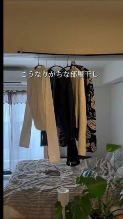 【簡単DIY】革ベルトに木の棒を通すだけ！天井吊りのアイアン風ハンガーラックが素敵。観葉植物も吊るせちゃう