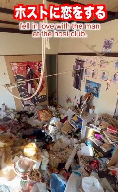 変身前の女性の部屋
