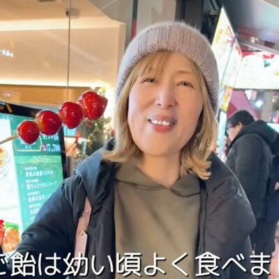 初めてのいちご飴。口に丸ごと入り込んで驚く彼女