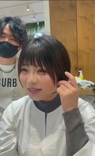 輪郭に合わせて仕上げた、アフターのショートボブ