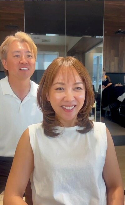 厚めの前髪でカット＆カラーが仕上がった様子