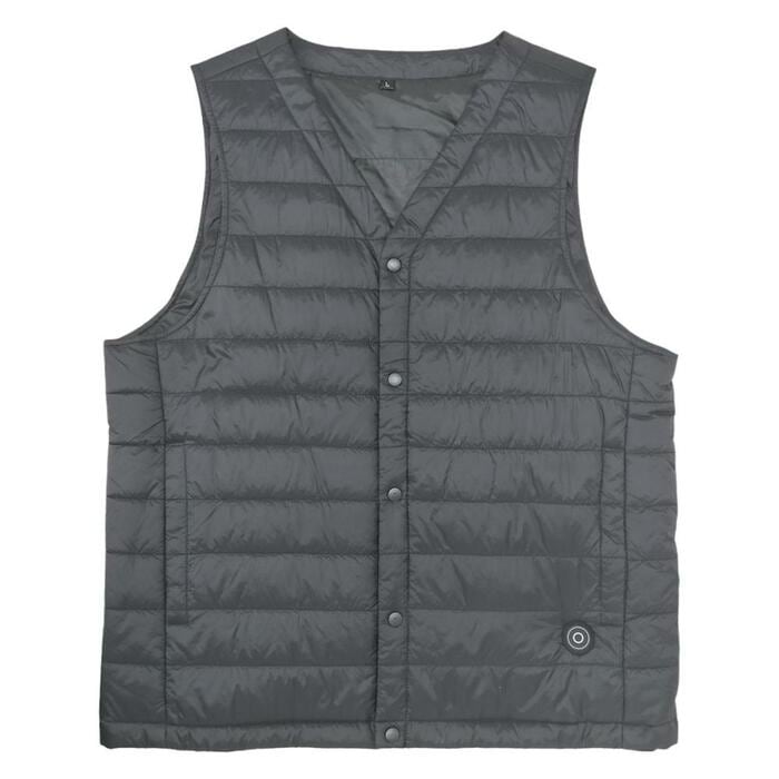 シンプルで薄手のデザインのため、どんなアウターにも合わせやすいアイテム