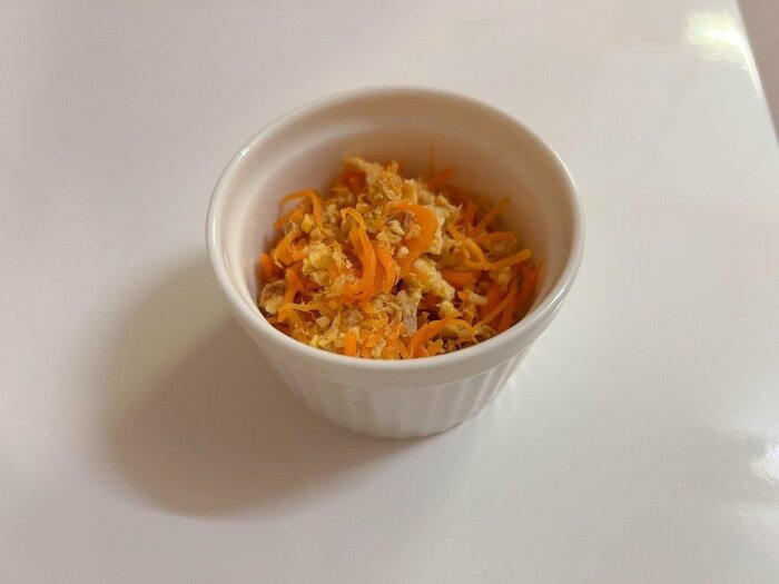 作り置きしていた人参しりしりを入れて、電子レンジで温めてみました