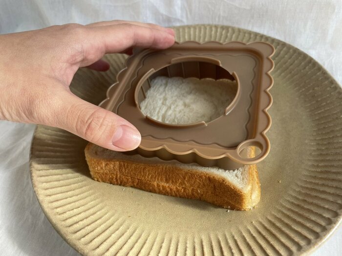 上から茶色のパーツを押し込み、2枚の食パンを一気にカット