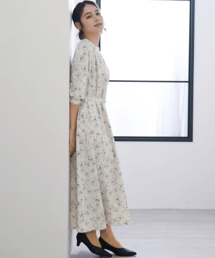 すとんと落ちるシルエットが体型カバーしてくれるギャザーワンピース