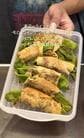 【夫の毎日弁当】妻が作り置きを詰めて完成　肉巻きカレー炒めとツナふりかけご飯に食欲がわく
