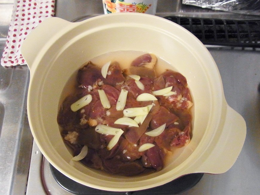 厚手の鍋に分量の酒と水、レバー、薄切りのにんにくを入れて蓋をし、手順通りに火を入れる