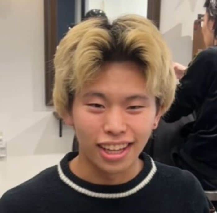 「個性的な髪型がいいんです」パーマを希望する金髪の男性　クールなイメチェン姿が話題に