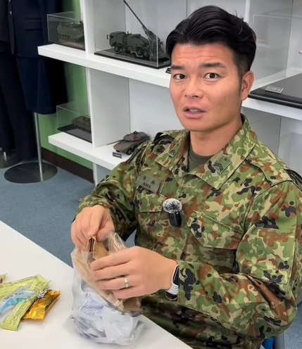 【自衛官直伝ライフハック】「パンパンのゴミ袋を結びたい！」自衛官の紐ワザが便利すぎると話題！