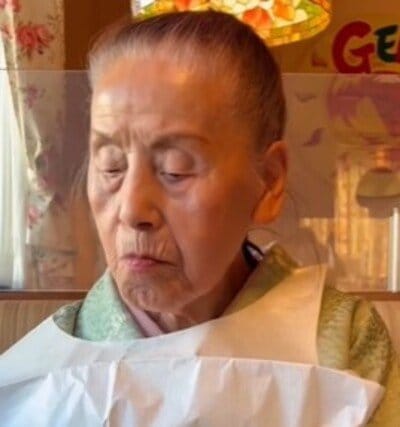 【91歳おばあちゃん】のお昼ご飯に衝撃…！和服で見せる食べっぷりに思わず二度見「パワフルですね」