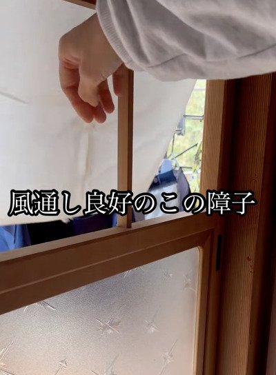 【障子DIY】年季が入り破れた障子を補修。ブルーのカラー和紙を取り入れ、既存の格子の形を活かしながら空間のアクセントとして和室の印象を整える手軽な工夫