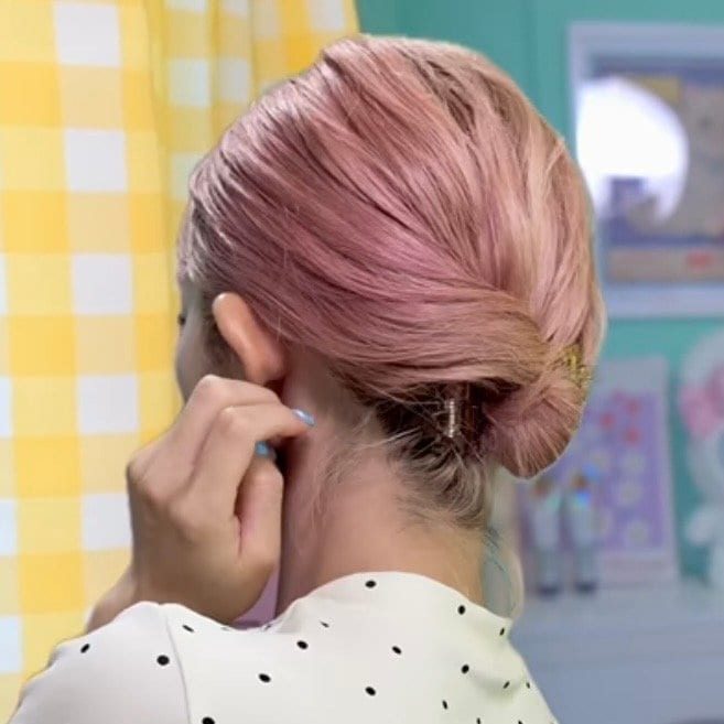 【1分で完成】ボブでもすっきり！巻きつけるだけで簡単「お団子ヘアアレンジ」 毛流れ感が大人っぽいまとめ髪に「いつも参考にさせていただいてます」「可愛い！」の声