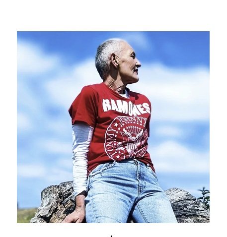 【海外マダム】〈赤Tシャツ×ダメージデニム〉のかっこいい「ロック風コーデ」がおしゃれ