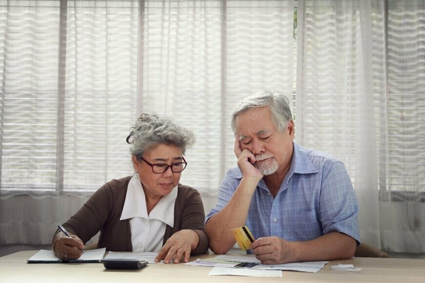 悩むシニア夫婦