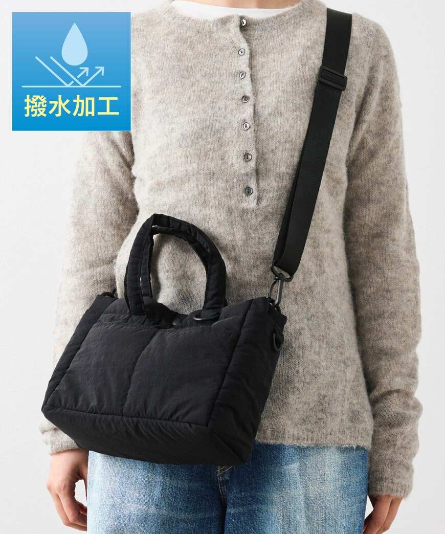 ブラックの撥水お散歩バッグを手に持った着用写真
