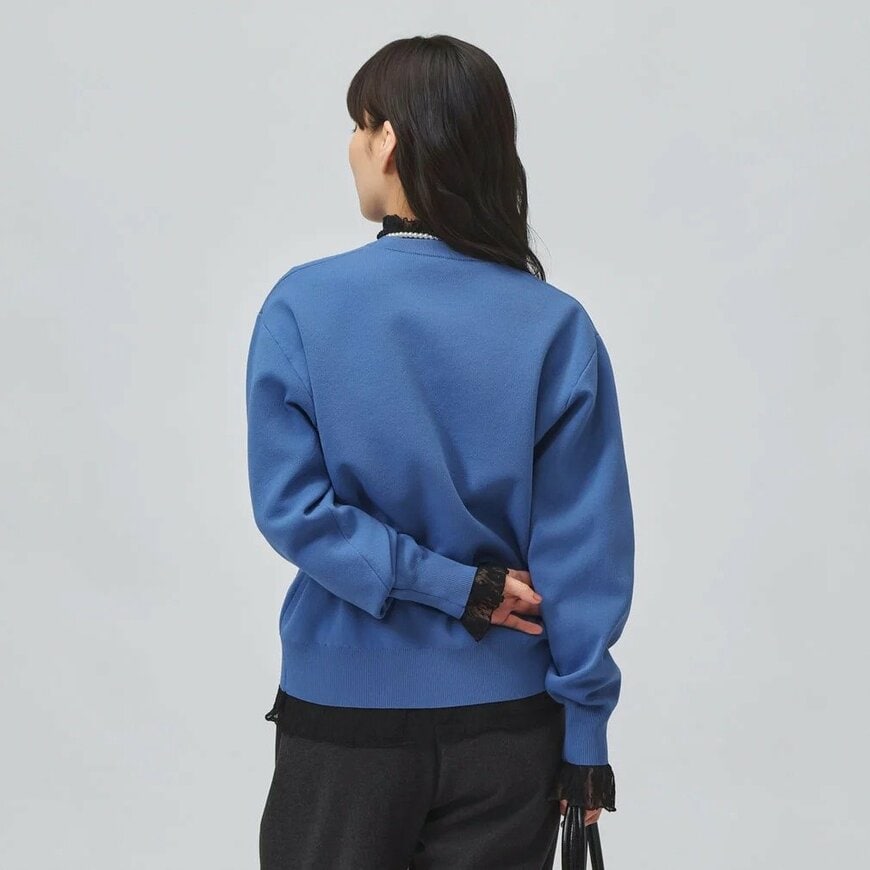 細かな編み目のウォッシャブルニットクルーネックセーター（※紹介商品は写真左：ペールブルー）