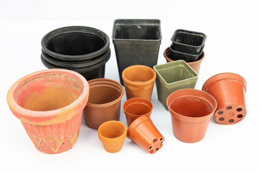 植木鉢。プラスチック製や陶器製など様々な素材がある。