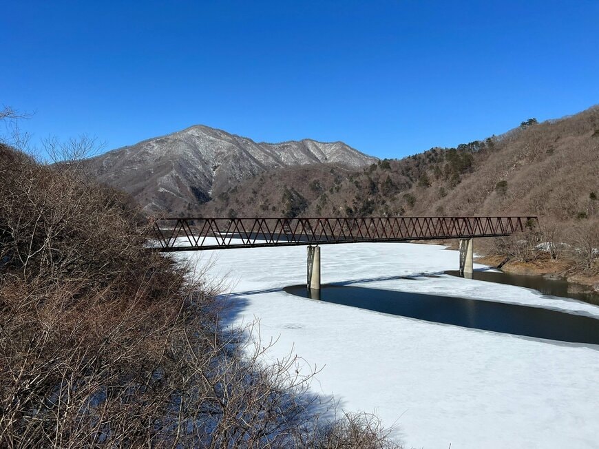 駅があるトンネルを過ぎた先の鉄橋
