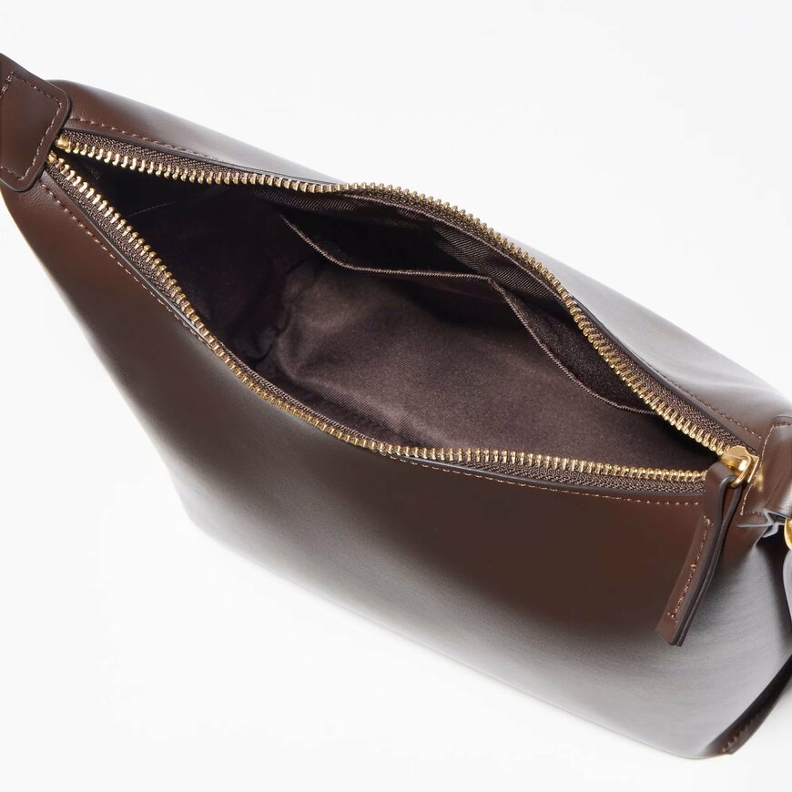 ユニクロ、レザータッチスクエアショルダーバッグ画像