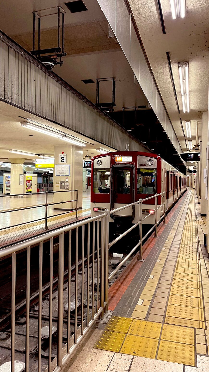 目を引くえんじ色の電車