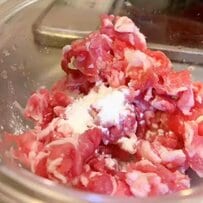 「平日の朝7時に家を出る夫」に妻が作る【豚こまバーグのケチャップ炒め弁当】ボリュームもあって彩りも美しいお弁当に「美味しそう」の声