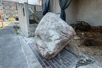 【デカい石をデカい猫にしたい】建設会社が景石で「猫の彫刻」を作ると…　まさかのビフォアフに「できるんですね」