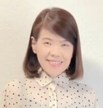 【60代マダム】が”今風”にアップデートしたUNIQLOの「黒デニム」×しまむらの「ドットブラウス」コーデが素敵！赤色をさりげなくプラスすることで、明るく軽やかな印象に