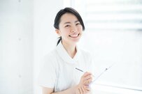 【看護師】平均年収は女性で約500万円。看護師が女性の就職に人気な理由3選