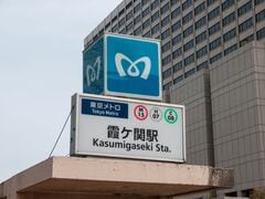 霞ヶ関駅の壁一面に「青い幾何学模様」が出現。その理由に「え、アートじゃないの？」の声