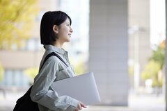 【大学生の学費と生活費】2年で「19万4400円」増加。収入の内訳も変わり、家庭からの支援が減ってアルバイト収入が増えている