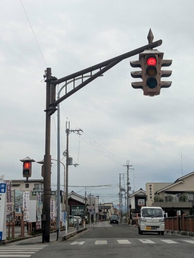 見慣れている信号機とは全く異なるデザイン