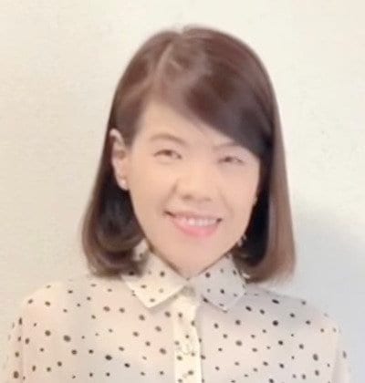 【60代マダム】が”今風”にアップデートしたUNIQLOの「黒デニム」×しまむらの「ドットブラウス」コーデが素敵！赤色をさりげなくプラスすることで、明るく軽やかな印象に