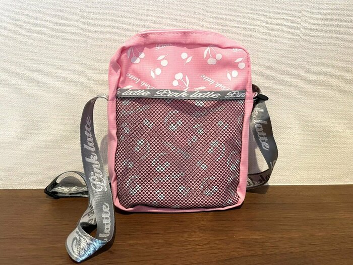 ピンクラテとコラボした「縦型サコッシュ（ピンク)」、税込330円