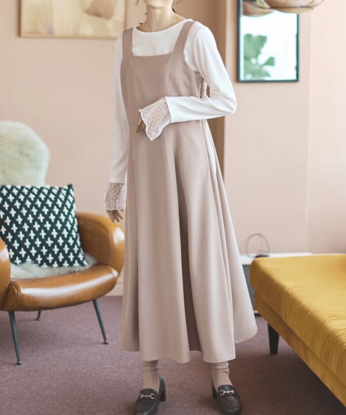 フレアシルエットでカジュアルになり過ぎないワンピース