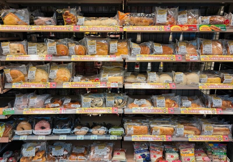 スーパーで見つけた巨大な「超熟」 縦に長く伸びた見慣れない姿に「長超熟じゃん」