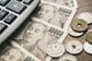 【2026年度】最低賃金は全国平均「1176円」の目安に。地方が大都市を上回った答申が、家計に与える影響は