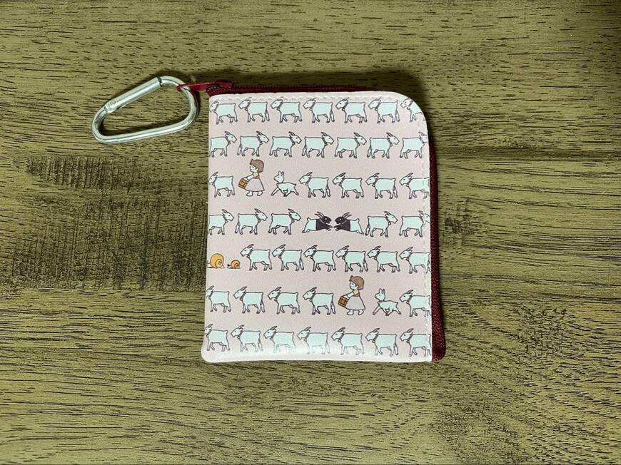 筆者撮影（キャンドゥ、【数量限定】アルプスの少女ハイジ　カラビナ付合皮ポーチ　ハイジとなかまたち