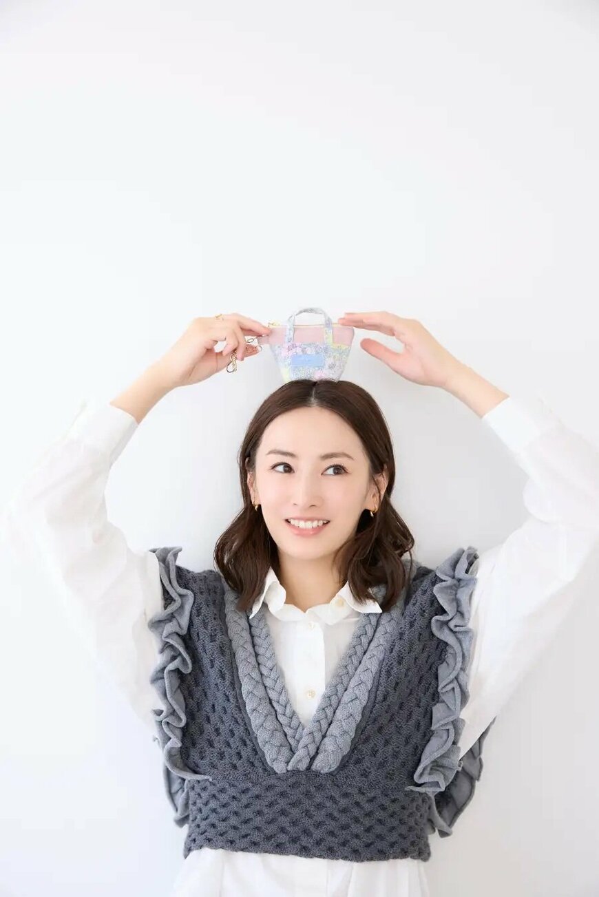 出所：株式会社主婦と生活社「ハンドメイド大好きの北川景子さんが、前号から連載をスタートした人気手芸雑誌『COTTON TIME』。11月号（10/7発売）では、北川さんが付録「リバティ・ファブリックス」の生地も特別監修！」　Ⓒ天日恵美子