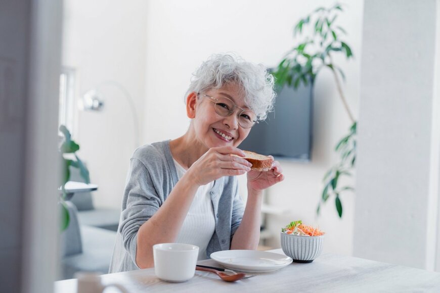 【最新】65歳以上の世帯「おひとりさま」が夫婦世帯を超えて最多へ「貯蓄額・年金月額・生活費」の実態は