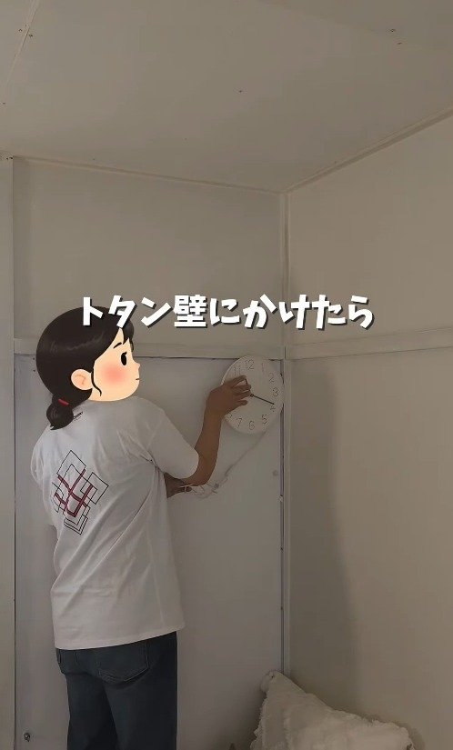 マグネットフックでトタン壁にかける様子
