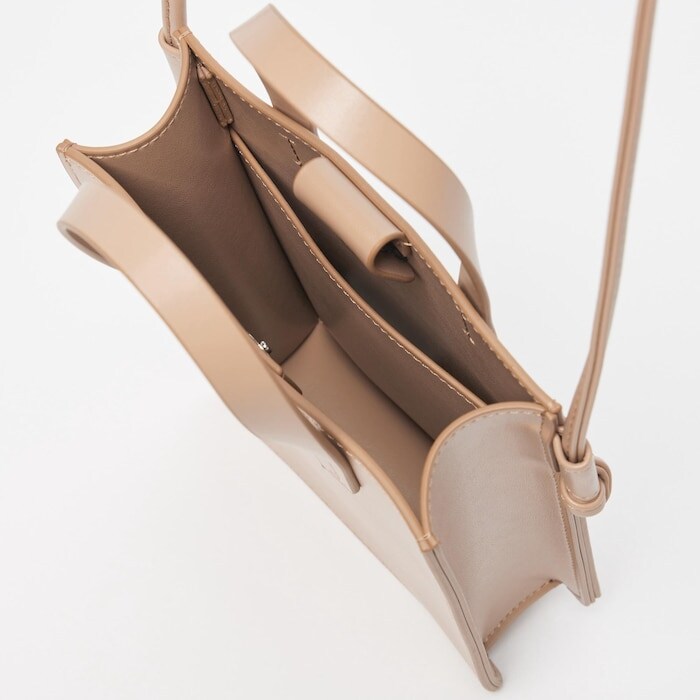 出所：ユニクロ公式オンラインストア レザータッチミニハンドルショルダーバッグ