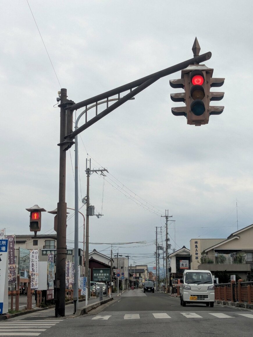 見慣れている信号機とは全く異なるデザイン