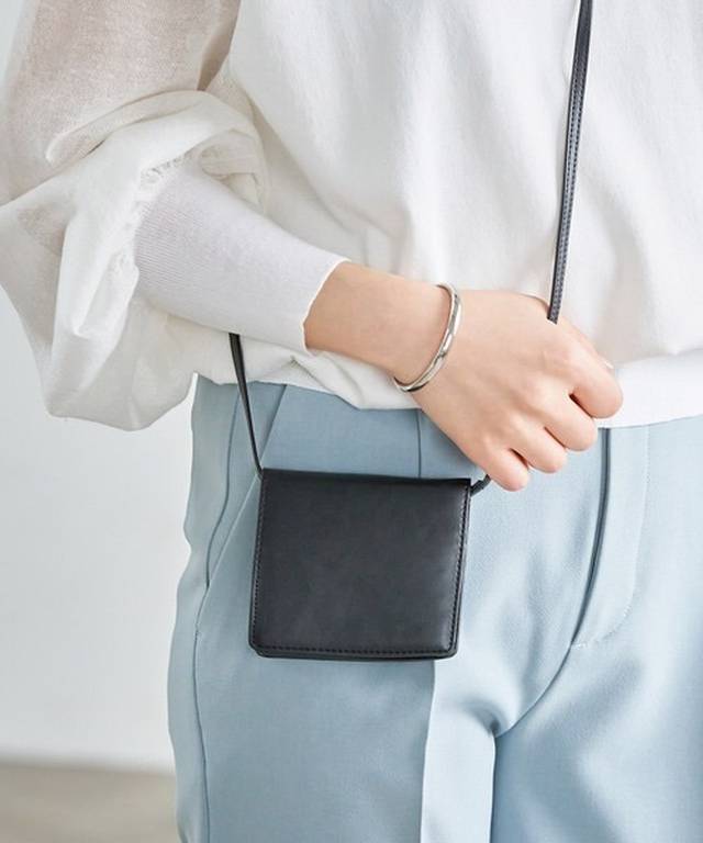 アダムエロペ - ウォレットポシェット ¥8,030（税込）