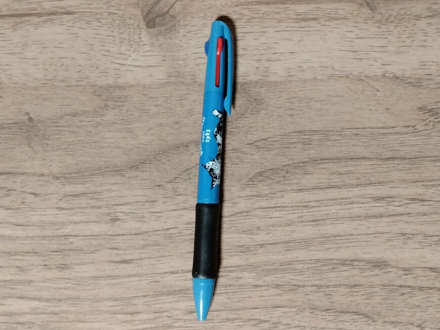 筆者撮影（ダイソー、3色ボールペン（わちふぃーるど））