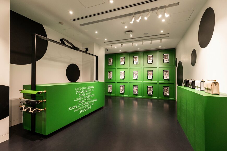 出所：タペストリー・ジャパン合同会社「ケイト・スペード ニューヨークは、銀座旗艦店リニューアルを記念し、山本舞香さん、佐野勇斗さん、ハローキティらをスペシャルゲストに迎え、オープニングセレモニーを開催」