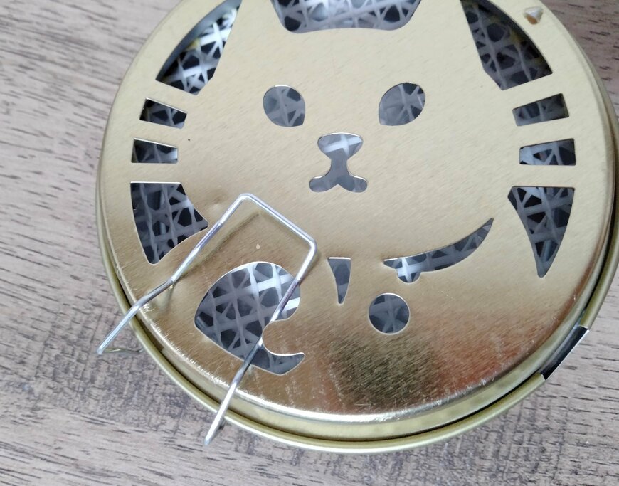 筆者撮影（セリア、猫型 蚊取り線香ケース）