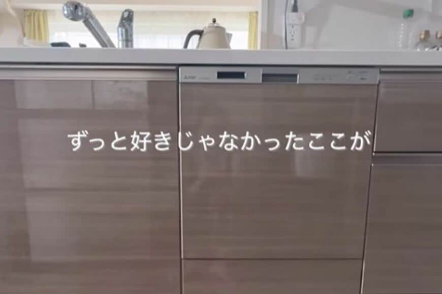 【キッチンDIY】好みの色ではなかったキッチンの収納扉→清潔感あふれる真っ白な扉で北欧カフェ風に！「一気に明るくなって大満足」