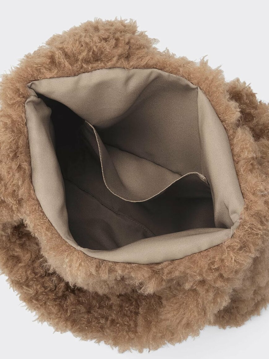 バッグの口が大きく開くので小物だけでなく、パソコンの出し入れもしやすい